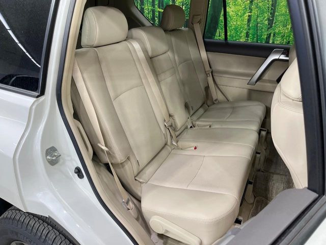 後部座席も気になるようなキズ・汚れやへたり等、大きなダメージはなく、良好な状態です。