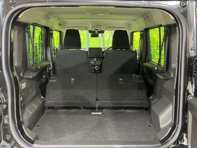 ���i�̂���������ʋ΁A���}���ɏ\���ȉ׎��X�y�[�X���m�ۂ��Ă���܂��B�Z�J���h�V�[�g��|���ƁA�傫�ȉו��̐ύڂ��\�ł���