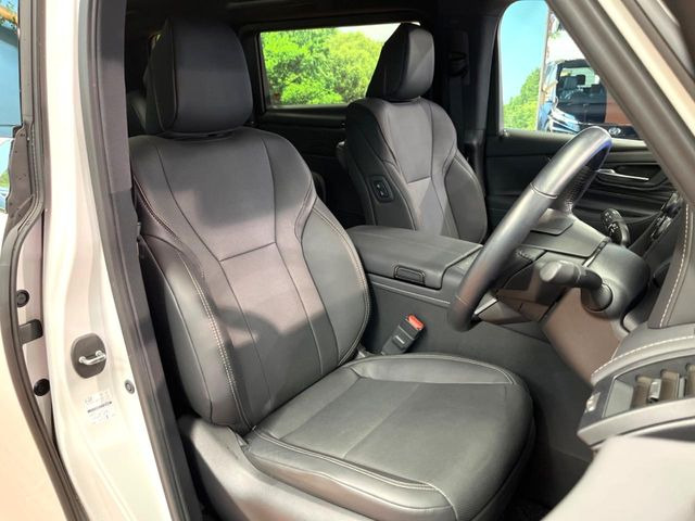 【合皮レザーシート】汚れのふき取りが容易でメンテナンスもが簡単な、機能性に優れる合成皮革を採用した上質なシートです。座り心地もよく、高級感あふれる心地良い車内空間を演出してくれます。