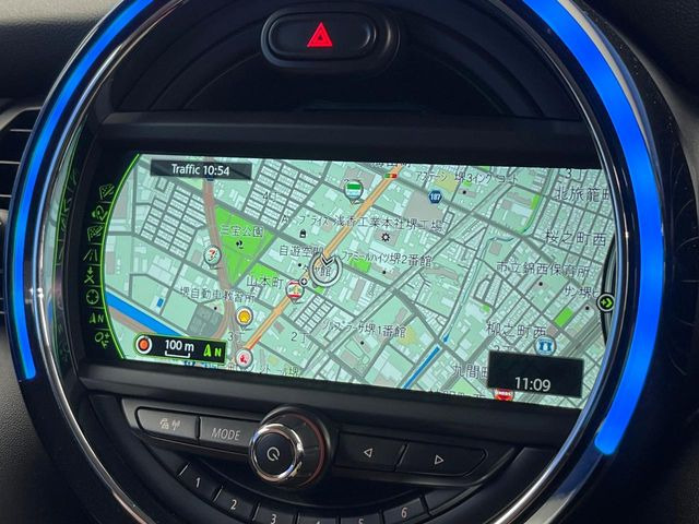 �������i�r:��̊��̂���i�r�́A����������ԓ������o���Ă���܂��BBluetooth�Đ��ȂǃI�[�f�B�I�@�\���[�����Ă���܂��̂ŁA�^�]�����y���߂܂���