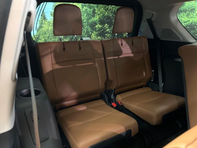 床下収納式のサードシートです。座席部分をコンパクトに収納でき、広大な荷室スペースとしてお使いいただけます!乗車人数や荷物の量など利用シーンに合わせて3列目を有効活用でき、とっても便利♪