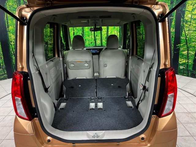 ���i�̂���������ʋ΁A���}���ɏ\���ȉ׎��X�y�[�X���m�ۂ��Ă���܂��B�Z�J���h�V�[�g��|���ƁA�傫�ȉו��̐ύڂ��\�ł���