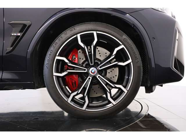 �����ɂ�21�C���`M���C�g�A���C�z�C�[�� V�X�|�[�N�X�^�C�����O765M�o�C�J���[(�u���b�N)�𑕒����Ă���܂��B