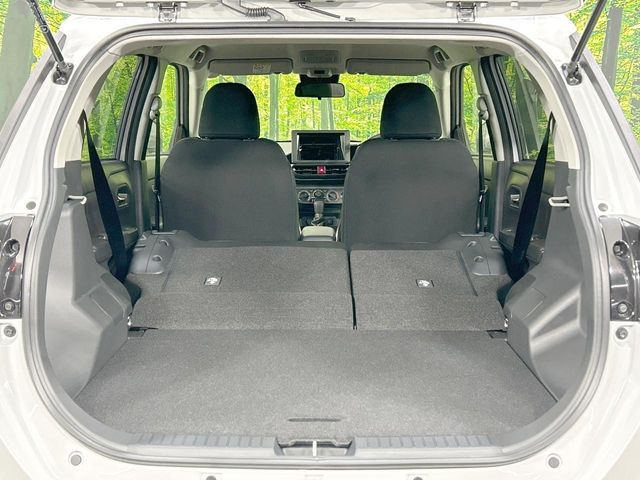 ���i�̂���������ʋ΁A���}���ɏ\���ȉ׎��X�y�[�X���m�ۂ��Ă���܂��B�Z�J���h�V�[�g��|���ƁA�傫�ȉו��̐ύڂ��\�ł���