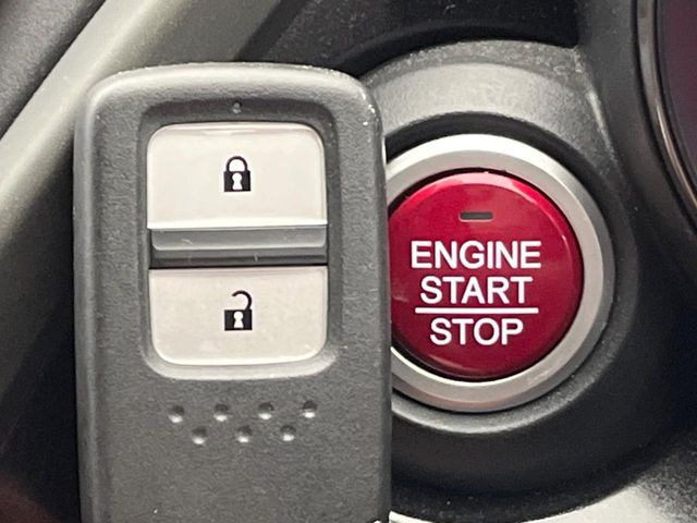 �yHonda�X�}�[�g�L�[�z�J�o����|�P�b�g�ɓ��ꂽ�܂܂ł��h�A�̎{���E�������\�ȃX�}�[�g�L�[�𑕔��B�G���W���̃I���E�I�t�����J�M�����o���K�v����������Ƃ��Ă��֗��ł���