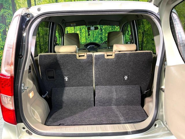 ���i�̂���������ʋ΁A���}���ɏ\���ȉ׎��X�y�[�X���m�ۂ��Ă���܂��B�Z�J���h�V�[�g��|���ƁA�傫�ȉו��̐ύڂ��\�ł���