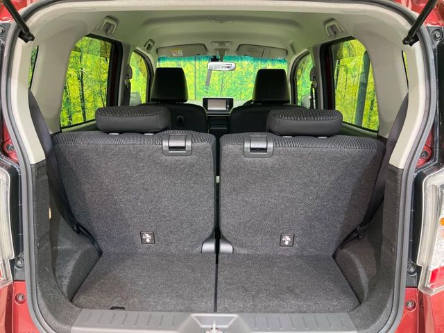 ���i�̂���������ʋ΁A���}���ɏ\���ȉ׎��X�y�[�X���m�ۂ��Ă���܂��B�Z�J���h�V�[�g��|���ƁA�傫�ȉו��̐ύڂ��\�ł���