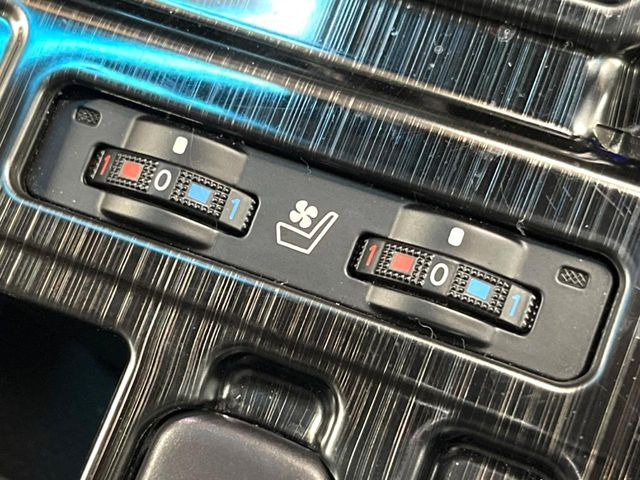 【シートベンチレーション】夏場は涼しい風でお尻や背中の熱やムレを防ぎ、冬はエアコンよりも早く温まってポカポカに!レザーシートにうれしい装備で、季節を問わず快適に過ごせます。