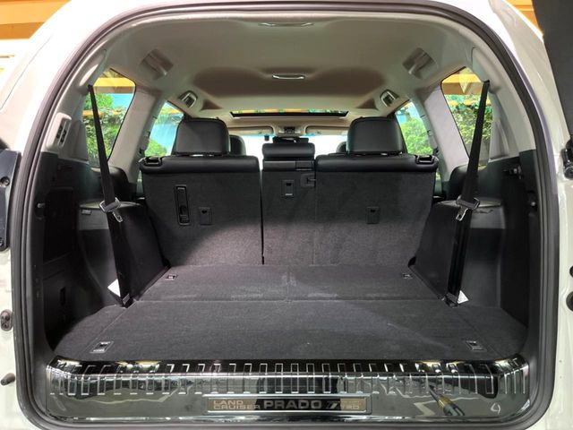 ラゲッジルームは、大容量のスペースを確保。普段のお買い物からレジャーまで、幅広く活躍してくれます!また、リアシートを倒すことでバリエーション豊かにお使いいただけます。