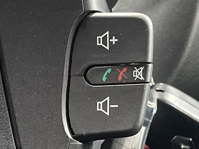 ���X�e�A�����O�X�C�b�`:�X�e�A�����O�ɃI�[�f�B�I�̃{�����[���X�C�b�`���t���Ă���܂��̂ŁA���s�������茳�ň��S�ɑ��삪�\�ɂȂ�܂�!