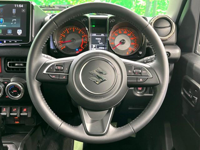 �C���e���A�ɍ��킹���f�U�C���̃X�e�A�����O�́A�^�]�������̂��Ƃ��l���A�^�]���₷���`��A�傫���ł��B�����x�A���ۂɐG���Ă��m���߂��������B