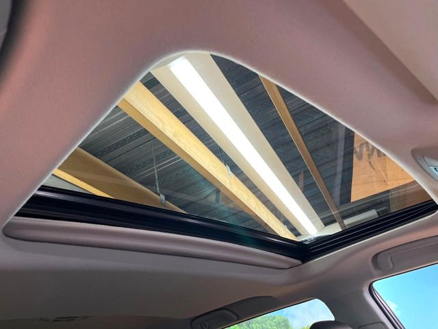【サンルーフ】ボタンひとつで開閉可能!開放感たっぷりのサンルーフが装着されています!車内に明かりを取り入れたり景色を楽しむ以外にも、よどみがちな車内の空気も簡単に換気できて快適です!