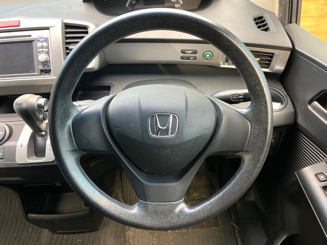 �C���e���A�ɍ��킹���f�U�C���̃X�e�A�����O�́A�^�]�������̂��Ƃ��l���A�^�]���₷���`��A�傫���ł��B�����x�A���ۂɐG���Ă��m���߂��������B