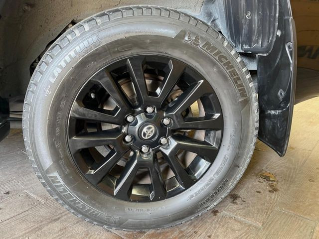 【純正18インチアルミホイール】外観にマッチした純正アルミホイールを装着しております。各種社外アルミホイールや、スタッドレスタイヤも取扱いしております。是非ご相談ください♪