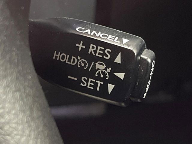 【レーダークルーズコントロール】高速道路での長距離走行が楽に!!自動で速度を保つクルーズコントロールが、衝突軽減システムと連携し、前方の車両を感知して車間を保つように速度調節してくれます!!