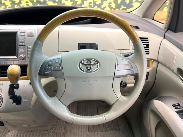 �C���e���A�ɍ��킹���f�U�C���̃X�e�A�����O�́A�^�]�������̂��Ƃ��l���A�^�]���₷���`��A�傫���ł��B�����x�A���ۂɐG���Ă��m���߂��������B