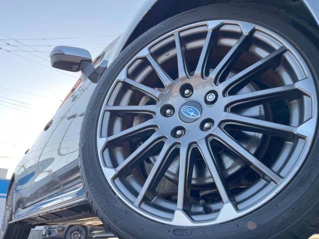 �y�O���[�h��p����18�C���`�A���~�z�C�[���z�f�U�C�����̍��������A���~�z�C�[���𑕒����Ă���܂��B�e��ЊO�A���~�z�C�[����A�X�^�b�h���X�^�C�����戵�����Ă���܂��B���񂲑��k����������