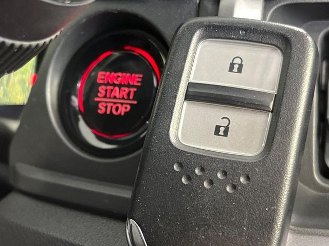 �yHonda�X�}�[�g�L�[�z�J�o����|�P�b�g�ɓ��ꂽ�܂܂ł��h�A�̎{���E�������\�ȃX�}�[�g�L�[�𑕔��B�G���W���̃I���E�I�t�����J�M�����o���K�v����������Ƃ��Ă��֗��ł���