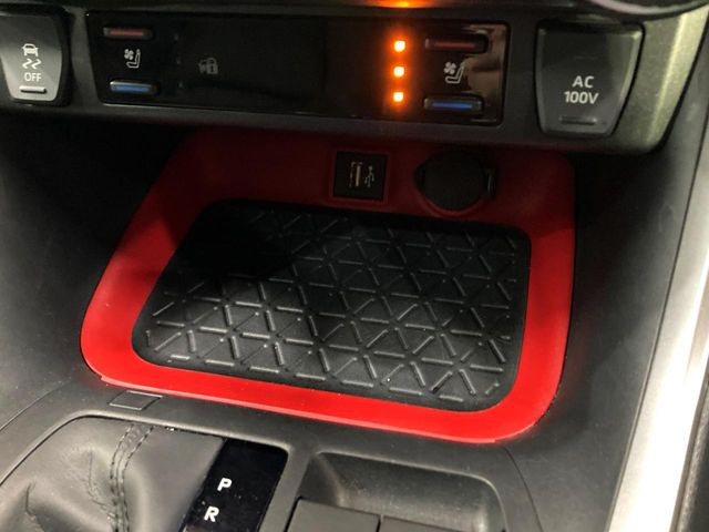 【シートベンチレーション】夏場は涼しい風でお尻や背中の熱やムレを防ぎ、冬はエアコンよりも早く温まってポカポカに!季節を問わず快適に過ごせます。