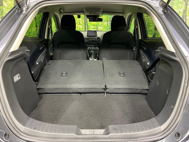 ���i�̂���������ʋ΁A���}���ɏ\���ȉ׎��X�y�[�X���m�ۂ��Ă���܂��B�Z�J���h�V�[�g��|���ƁA�傫�ȉו��̐ύڂ��\�ł���