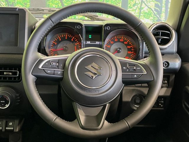 �C���e���A�ɍ��킹���f�U�C���̃X�e�A�����O�́A�^�]�������̂��Ƃ��l���A�^�]���₷���`��A�傫���ł��B�����x�A���ۂɐG���Ă��m���߂��������B