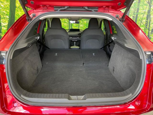 ���i�̂���������ʋ΁A���}���ɏ\���ȉ׎��X�y�[�X���m�ۂ��Ă���܂��B�Z�J���h�V�[�g��|���ƁA�傫�ȉו��̐ύڂ��\�ł���