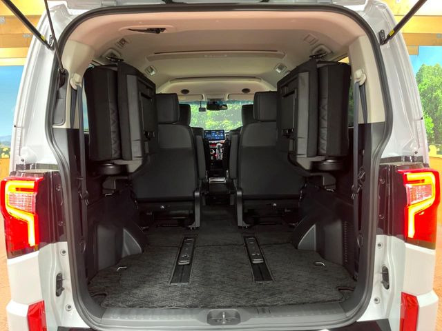 普段のお買い物や通勤、送迎等に十分な荷室スペースを確保しております。セカンドシートを倒すと、大きな荷物の積載も可能です♪