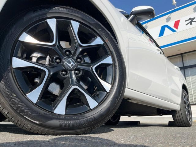 �y����18�C���`�A���~�z�C�[���z�O�ςɃ}�b�`���������A���~�z�C�[���𑕒����Ă���܂��B�e��ЊO�A���~�z�C�[����A�X�^�b�h���X�^�C�����戵�����Ă���܂��B���񂲑��k����������