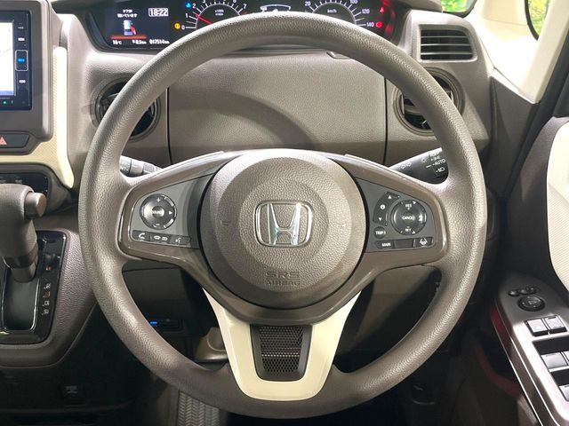 �C���e���A�ɍ��킹���f�U�C���̃X�e�A�����O�́A�^�]�������̂��Ƃ��l���A�^�]���₷���`��A�傫���ł��B�����x�A���ۂɐG���Ă��m���߂��������B