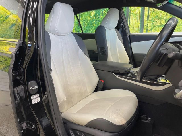 【本革シート】上質な本革を使用し、高級感あふれる本革シート。常に体に触れる部分だから、座り心地の良さにはこだわりたいですね♪汚れの付着や劣化を抑制する内装コーティング施工もおススメですよ♪