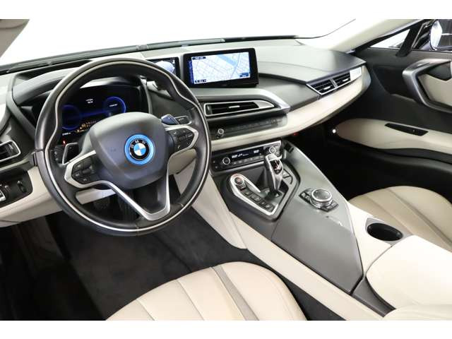 BMW i �C���e���A�f�U�C��CALLISTO�𑕔��B���邢�J�����E�X�p�C�X�E�O���[�ƃu���b�N��g�ݍ��킹���C���e���A�J���[�̓X�t�F���b�N���U�[�V�[�g�Ƒ��܂��ď�i���u���ȃC���e���A�ƂȂ��Ă���܂��B