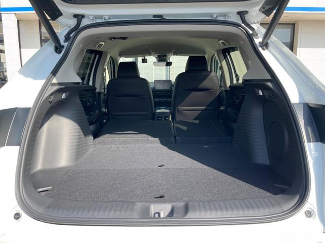 ���i�̂���������ʋ΁A���}���ɏ\���ȉ׎��X�y�[�X���m�ۂ��Ă���܂��B�Z�J���h�V�[�g��|���ƁA�傫�ȉו��̐ύڂ��\�ł���