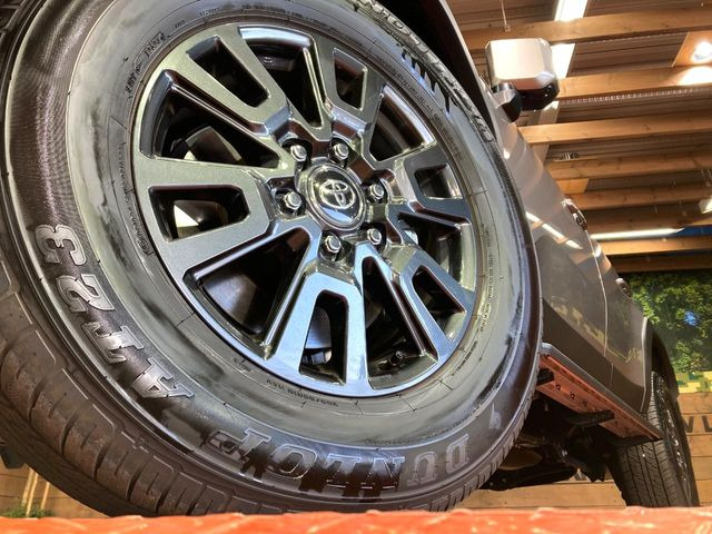 �y�O���[�h��p����18�C���`�A���~�z�C�[���z�f�U�C�����̍��������A���~�z�C�[���𑕒����Ă���܂��B�e��ЊO�A���~�z�C�[����A�X�^�b�h���X�^�C�����戵�����Ă���܂��B���񂲑��k����������