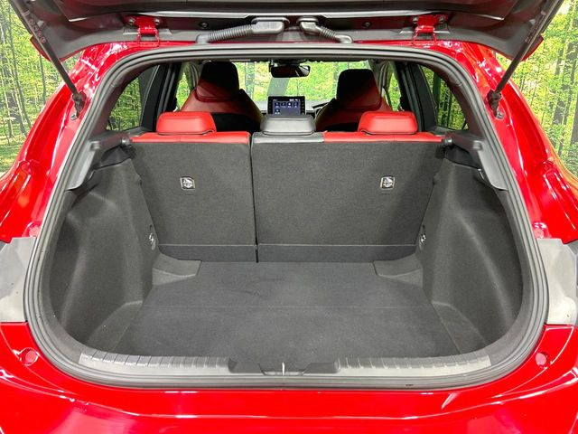 ���i�̂���������ʋ΁A���}���ɏ\���ȉ׎��X�y�[�X���m�ۂ��Ă���܂��B�Z�J���h�V�[�g��|���ƁA�傫�ȉו��̐ύڂ��\�ł���