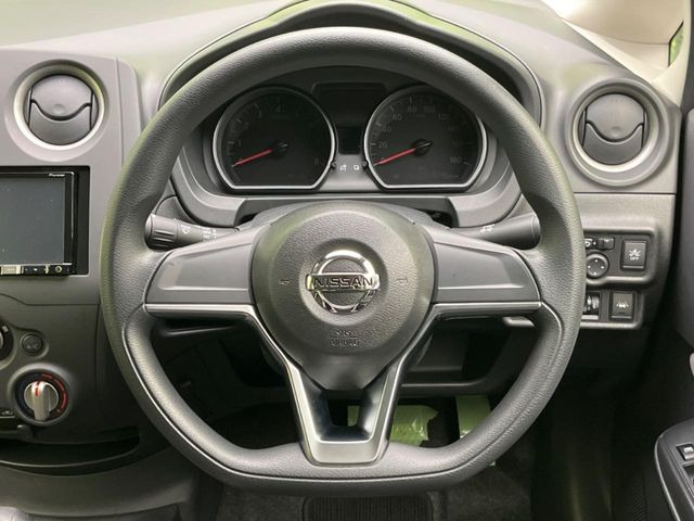 �C���e���A�ɍ��킹���f�U�C���̃X�e�A�����O�́A�^�]�������̂��Ƃ��l���A�^�]���₷���`��A�傫���ł��B�����x�A���ۂɐG���Ă��m���߂��������B