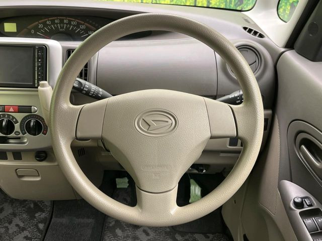 �C���e���A�ɍ��킹���f�U�C���̃X�e�A�����O�́A�^�]�������̂��Ƃ��l���A�^�]���₷���`��A�傫���ł��B�����x�A���ۂɐG���Ă��m���߂��������B