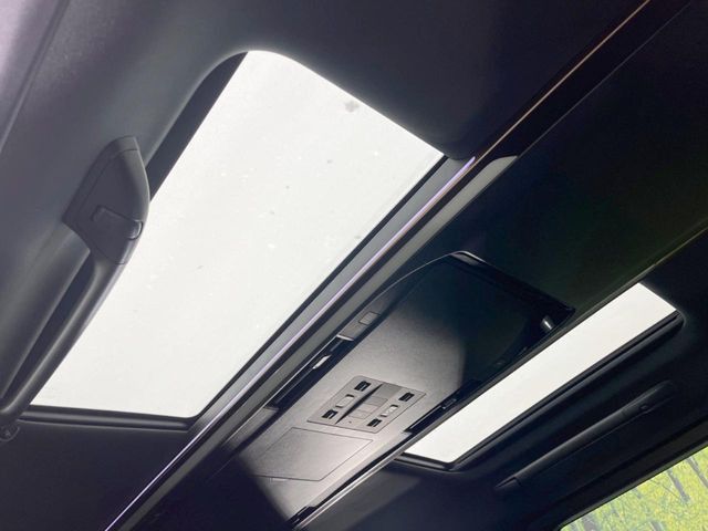 【ガラスルーフ】ガラスルーフ搭載で車内の解放感が一気にアップ!開放的なドライブをお楽しみいただけます。