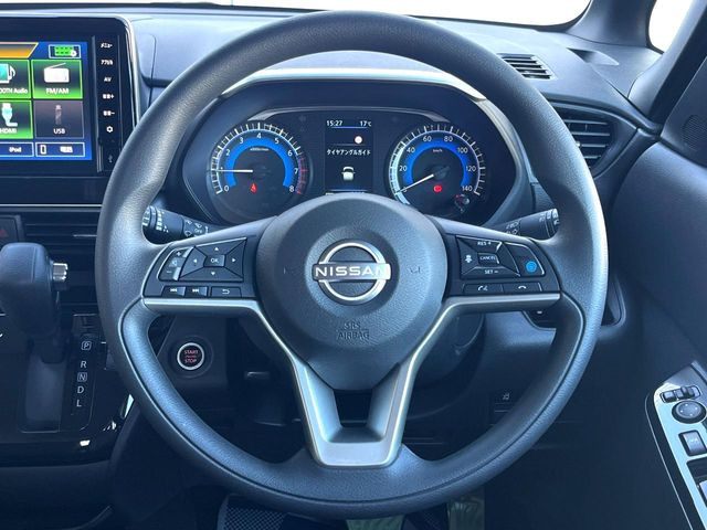 �C���e���A�ɍ��킹���f�U�C���̃X�e�A�����O�́A�^�]�������̂��Ƃ��l���A�^�]���₷���`��A�傫���ł��B�����x�A���ۂɐG���Ă��m���߂��������B