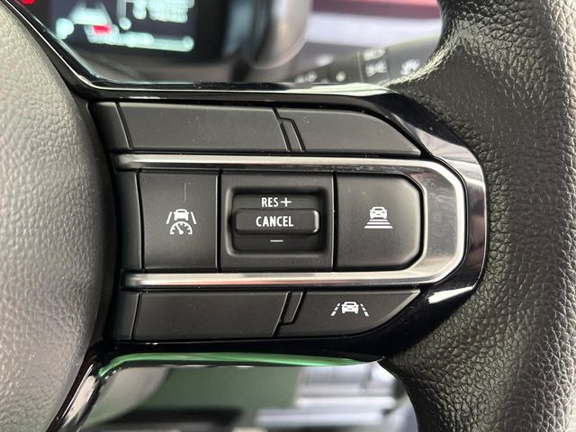 【アダプティブクルーズコントロール】高速道路での長距離走行が楽に!!自動で速度を保つクルーズコントロールが、衝突軽減システムと連携し、前方の車両を感知して車間を保つように速度調節してくれます!!