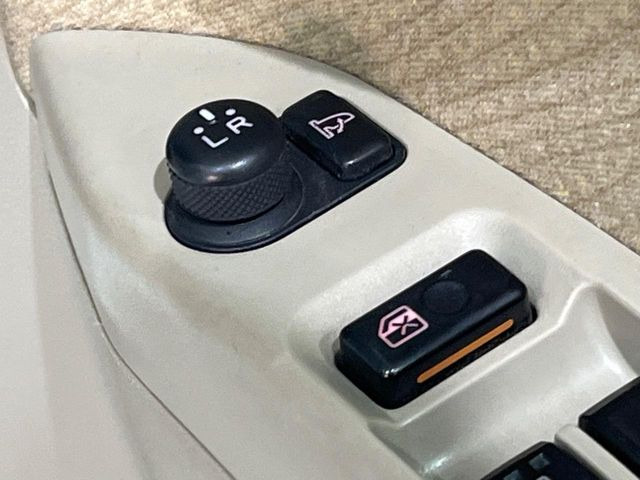 �y�d���i�[�~���[�z�T�C�h�~���[�͓d���i�[���ƂȂ��Ă���A�������ԏ�ł��L�Y�������X�N��}�����܂��B