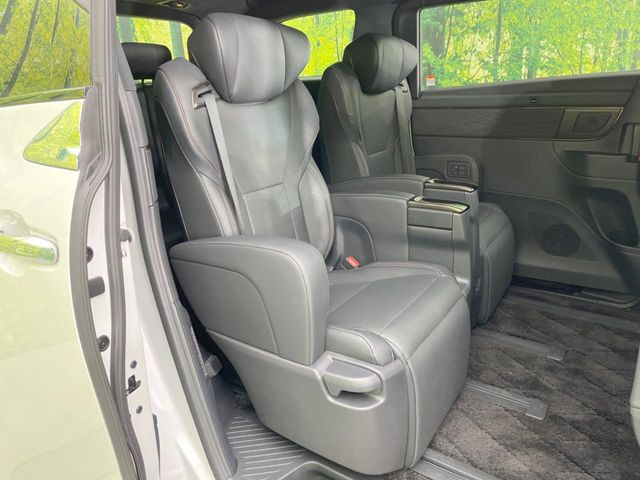 後部座席も気になるようなキズ・汚れやへたり等、大きなダメージはなく、良好な状態です。