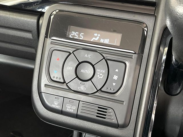 【オートエアコン】一度お好みの温度に設定すれば、車内の温度を検知し風量や温度を自動で調整。暑い&hellip;寒い&hellip;と何度もスイッチ操作をする必要はありません。快適な車内空間には必須の機能ですね♪