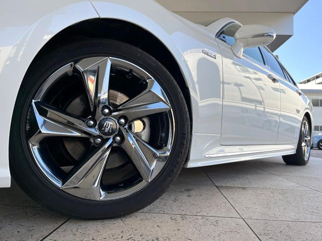 �y����18�C���`�A���~�z�C�[���z�O�ςɃ}�b�`���������A���~�z�C�[���𑕒����Ă���܂��B�e��ЊO�A���~�z�C�[����A�X�^�b�h���X�^�C�����戵�����Ă���܂��B���񂲑��k����������