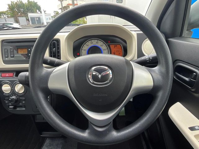 �C���e���A�ɍ��킹���f�U�C���̃X�e�A�����O�́A�^�]�������̂��Ƃ��l���A�^�]���₷���`��A�傫���ł��B�����x�A���ۂɐG���Ă��m���߂��������B