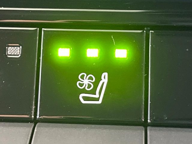 【シートベンチレーション】夏場は涼しい風でお尻や背中の熱やムレを防ぎ、冬はエアコンよりも早く温まってポカポカに!季節を問わず快適に過ごせます。