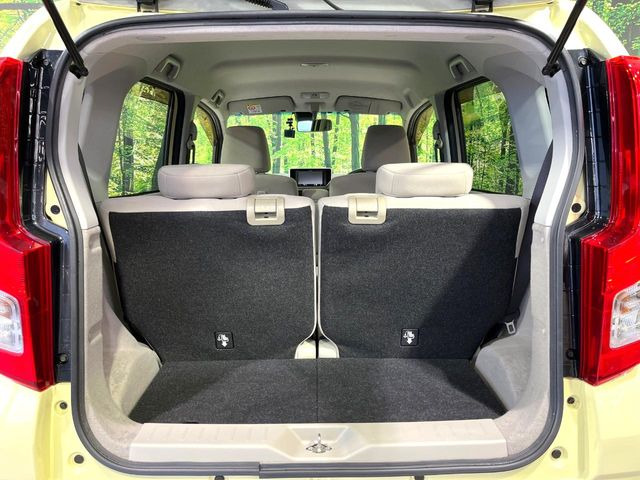 ���i�̂���������ʋ΁A���}���ɏ\���ȉ׎��X�y�[�X���m�ۂ��Ă���܂��B�Z�J���h�V�[�g��|���ƁA�傫�ȉו��̐ύڂ��\�ł���