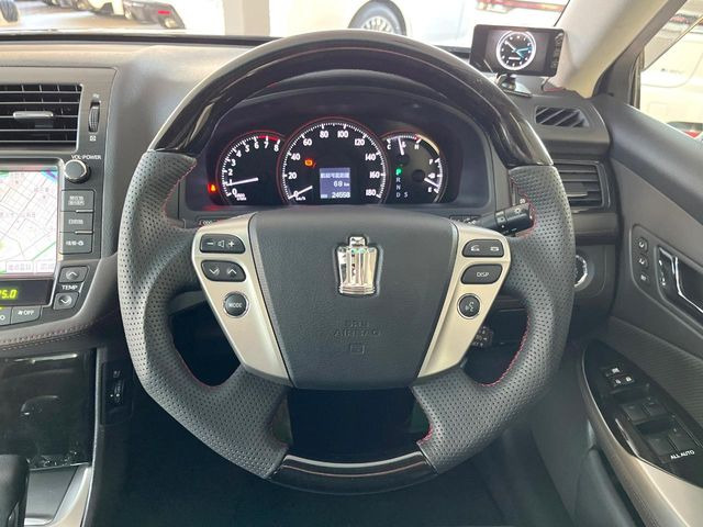 �C���e���A�ɍ��킹���f�U�C���̃X�e�A�����O�́A�^�]�������̂��Ƃ��l���A�^�]���₷���`��A�傫���ł��B�����x�A���ۂɐG���Ă��m���߂��������B