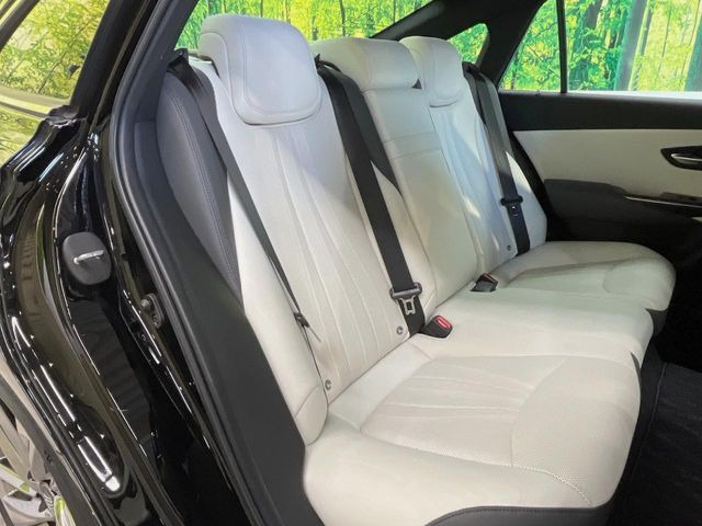 広々とした2列目シートは居住性が高く、居心地も快適!友達や家族とのお出かけにぴったりです。ベビーシートやチャイルドシート使用時も快適にお過ごしいただける十分な空間を確保しています。