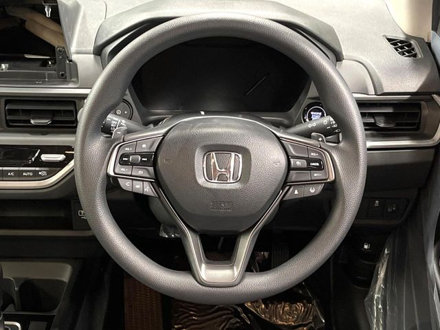 �C���e���A�ɍ��킹���f�U�C���̃X�e�A�����O�́A�^�]�������̂��Ƃ��l���A�^�]���₷���`��A�傫���ł��B�����x�A���ۂɐG���Ă��m���߂��������B