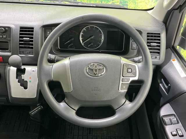 �C���e���A�ɍ��킹���f�U�C���̃X�e�A�����O�́A�^�]�������̂��Ƃ��l���A�^�]���₷���`��A�傫���ł��B�����x�A���ۂɐG���Ă��m���߂��������B